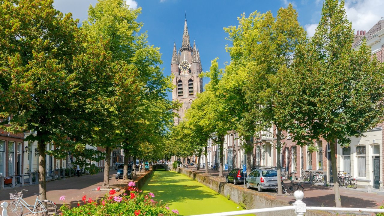 Verblijf in een monumentaal grachtenpand in Delft (ook incl. ontbijt te boeken)