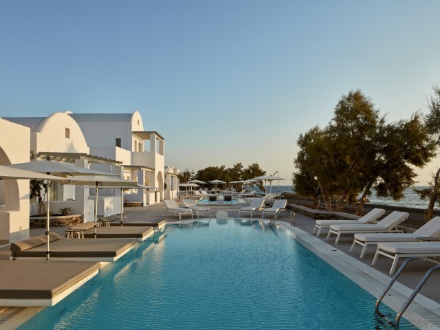 Luxe 5*-vakantie op het paradijselijke Griekse eiland <b>Santorini</b> incl. vlucht en ontbijt of halfpension
