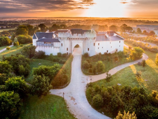Historisch themapark <b>Puy du Fou</b> en verblijf in een uniek kasteelhotel incl. ontbijt