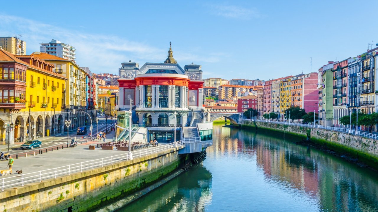 Ontdek de artistieke binnenstad van het Spaanse <b>Bilbao</b> incl. vlucht