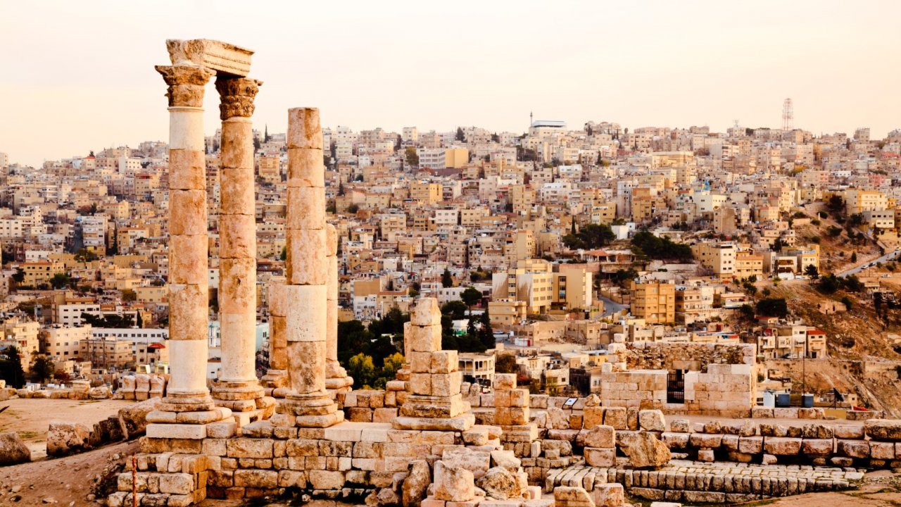 Ontdek de authentieke maar moderne stad <b>Amman</b> incl. vlucht, transfer en ontbijt
