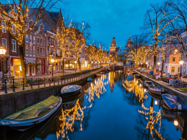Kerstshoppen in <b>Amsterdam</b> met verblijf in 4*-hotel incl. ontbijt of halfpension