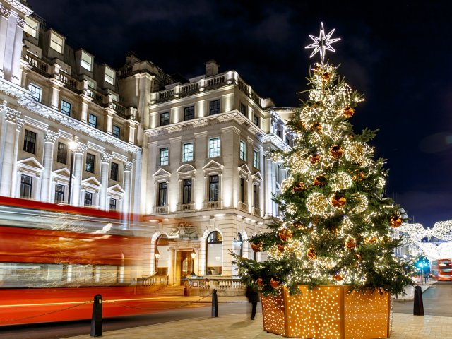 Bewonder de verlichte winkelstraten in <b>Londen</b> met kerst incl. vlucht