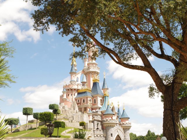 Ontdek het magische <b>Disneyland Parijs</b> incl. overnachting(en) nabij Parijs