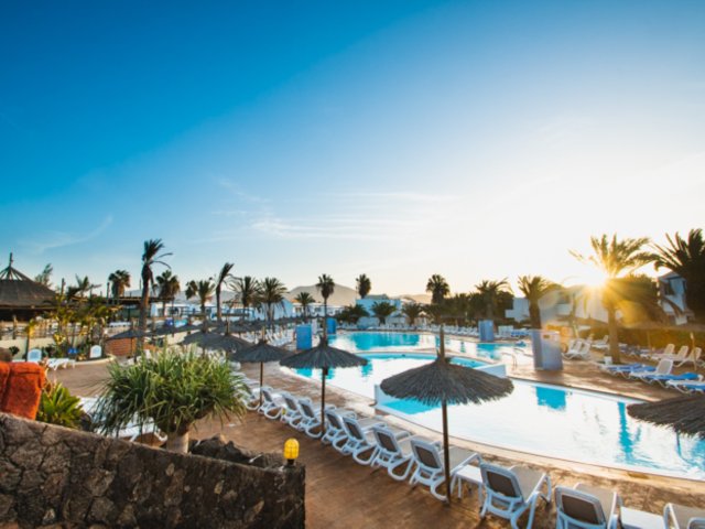 All-inclusive in 4*-hotel met aquapark op <b>Lanzarote</b> incl. vlucht