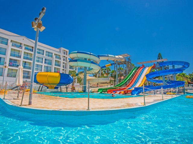 Halfpension in 4* hotel op Cyprus direct aan zee incl. vlucht en transfer