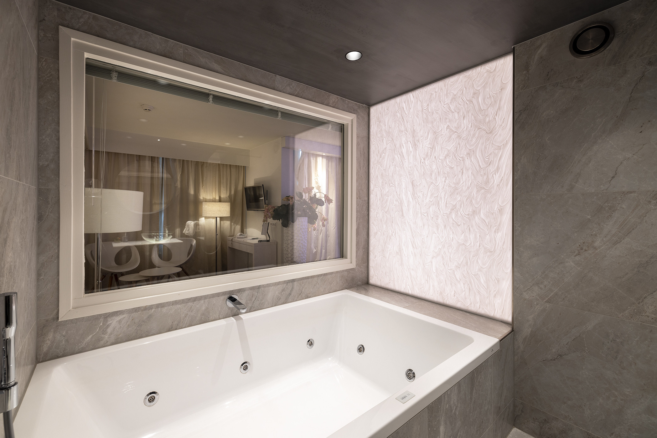 Romantische suite met bubbelbad en open haard in Utrecht 1