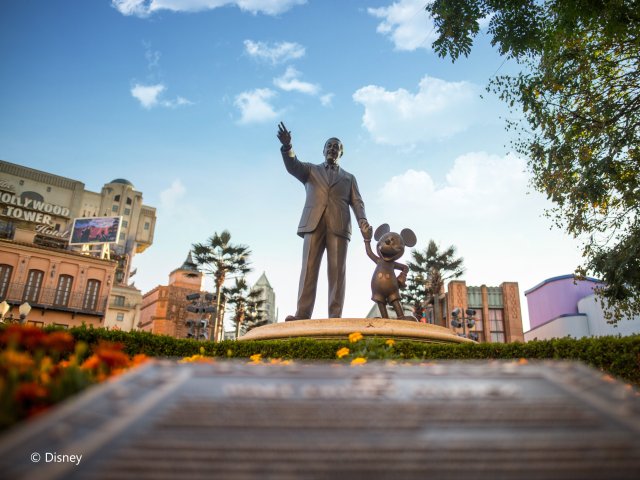 Beleef de magie van <b>Disneyland<sup>®</sup> Paris</B> in de 2 Parken incl.  2 dagen entree, hotel en ontbijt