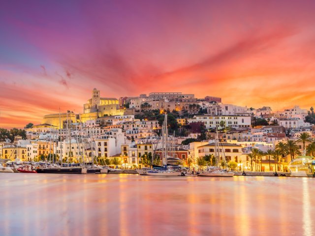 4*-verblijf in het bruisende Ibiza-stad incl. vlucht, ontbijt en huurauto