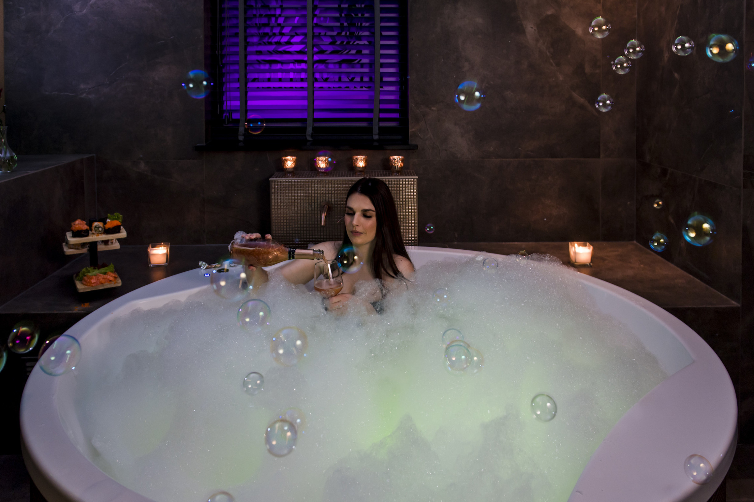 Exclusieve 5 Sterren suite met privé wellness en een vrouw in jacuzzi in Noord-Brabant