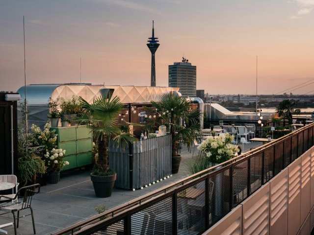 UNIEK! Luxe verblijf in het hoogste gebouw van Düsseldorf met rooftopbar!