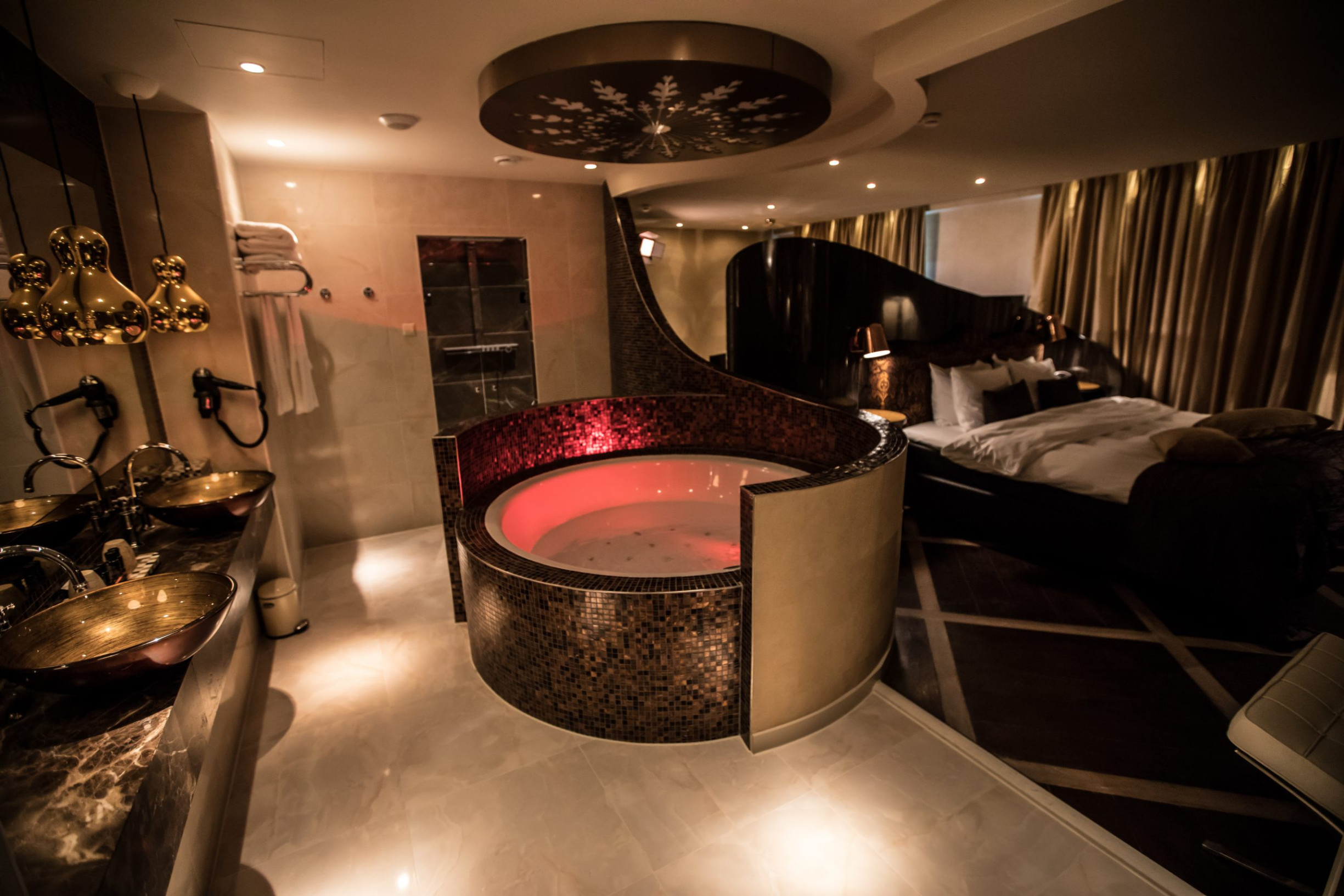 hotel kamer met jacuzzi op de kamer