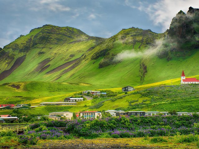 Fly & drive <b>IJsland</b> incl. vlucht, huurauto en ontbijt