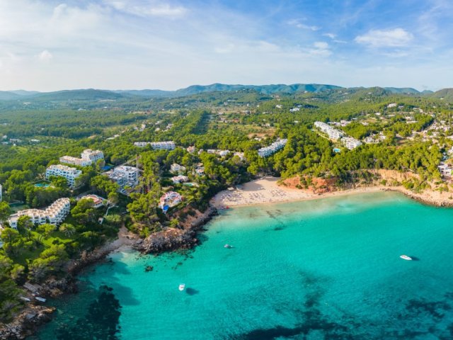 Heerlijk 4*-resort op idyllisch Ibiza incl. vlucht, halfpension en huurauto