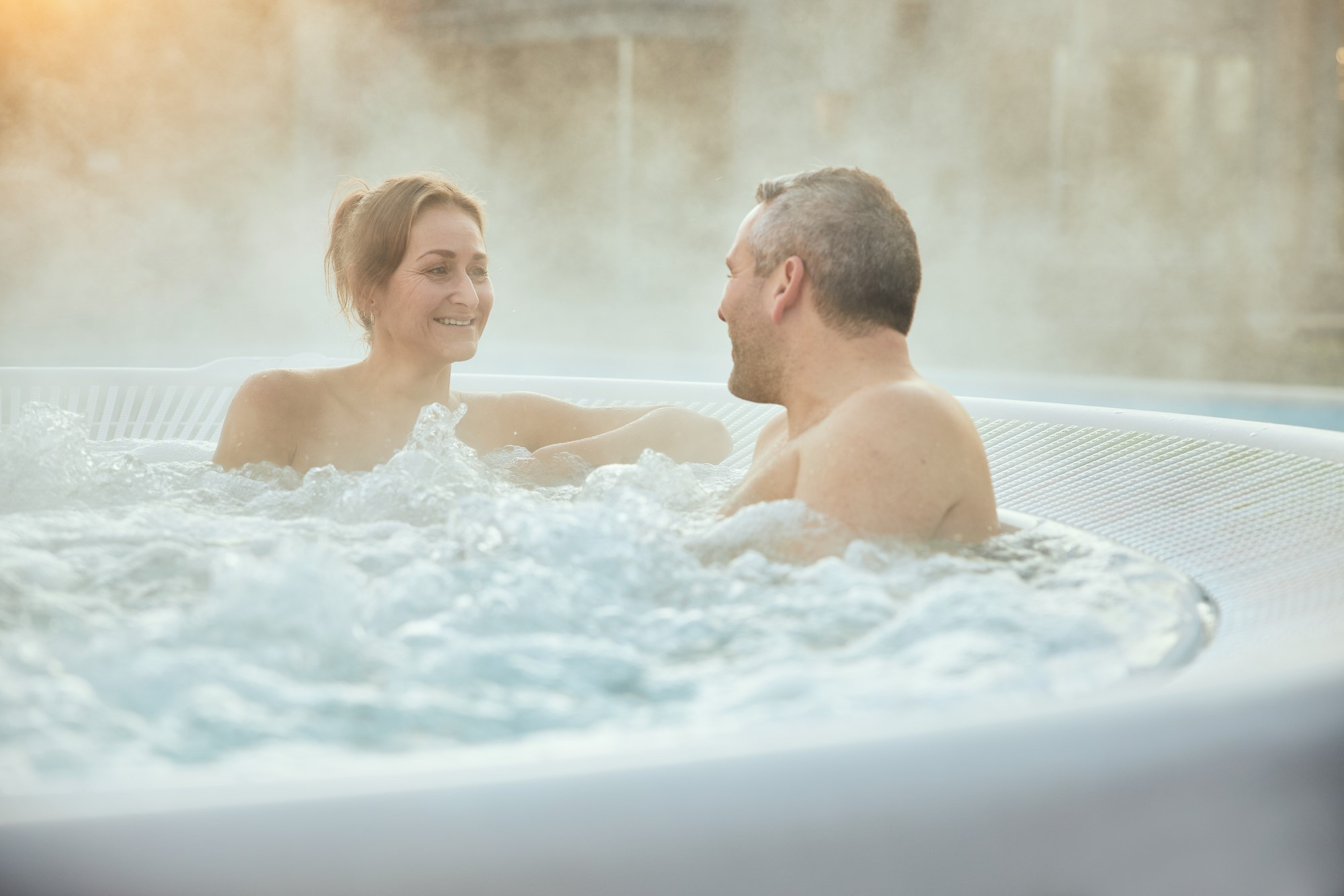 Koppel in bubbelbad in een wellness