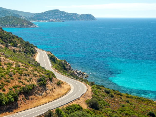 Touren op het prachtige Sardinië incl. vlucht, ontbijt en huurauto