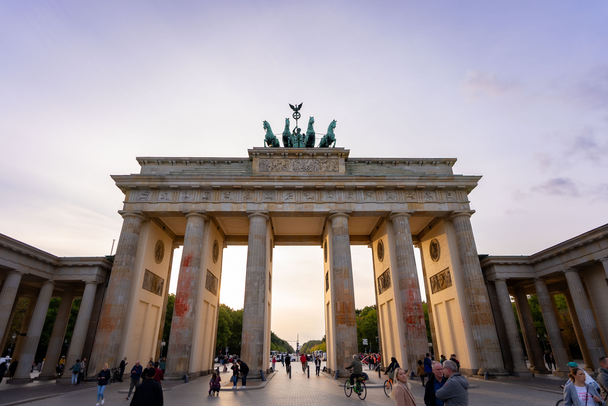 Stel met hond op vakantie