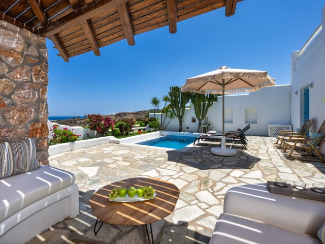 Geniet van een luxe verblijf met privé bubbelbad of zwembad op Santorini incl. vlucht, transfer en ontbijt