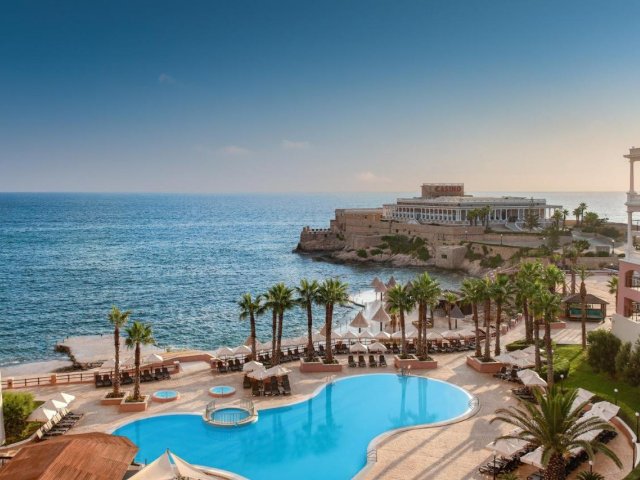 Luxe 5*-hotel met privéstrand in St. Julians op Malta incl. vlucht