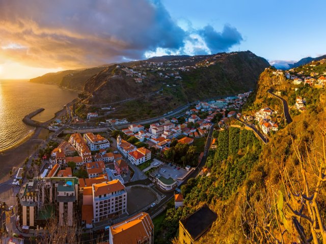 Aan het strand van Ribeira Brava op Madeira incl. vlucht, ontbijt en huurauto