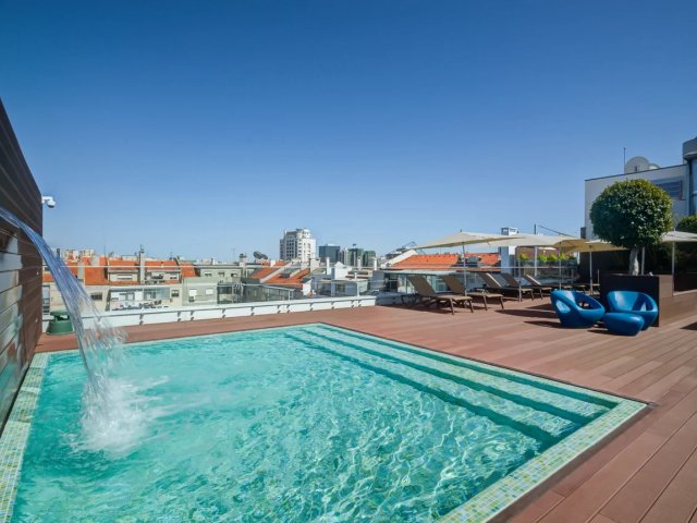 Geniet van een stedentrip naar <b>Lissabon</b> met verblijf in een 4*-hotel met rooftop pool incl. vlucht