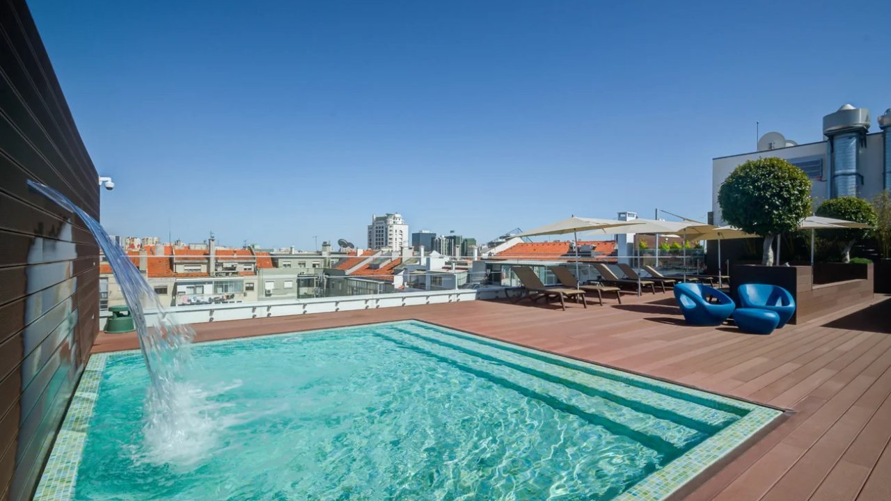 Geniet van een stedentrip naar <b>Lissabon</b> met verblijf in een 4*-hotel met rooftop pool incl. vlucht