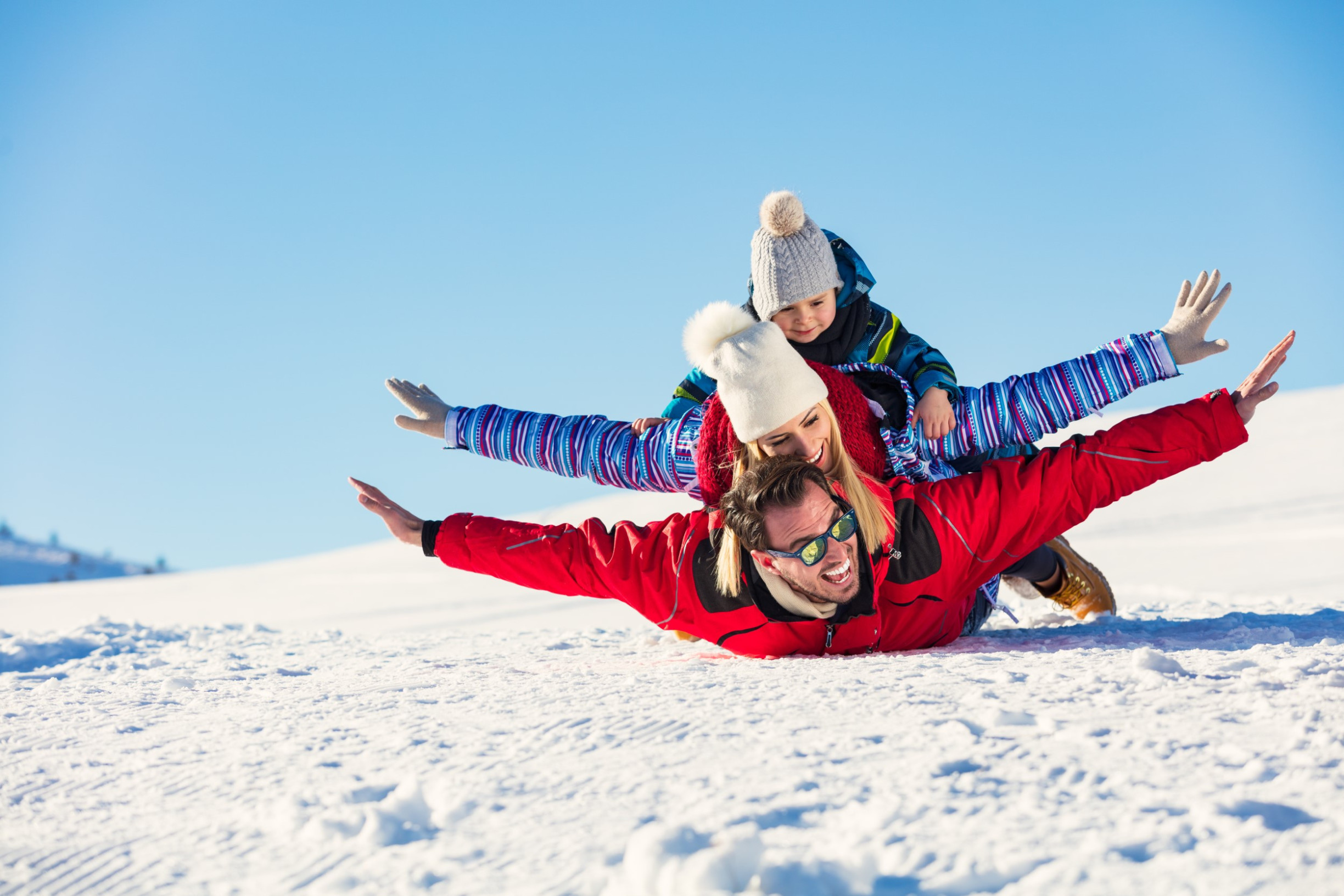 Familie op wintersport