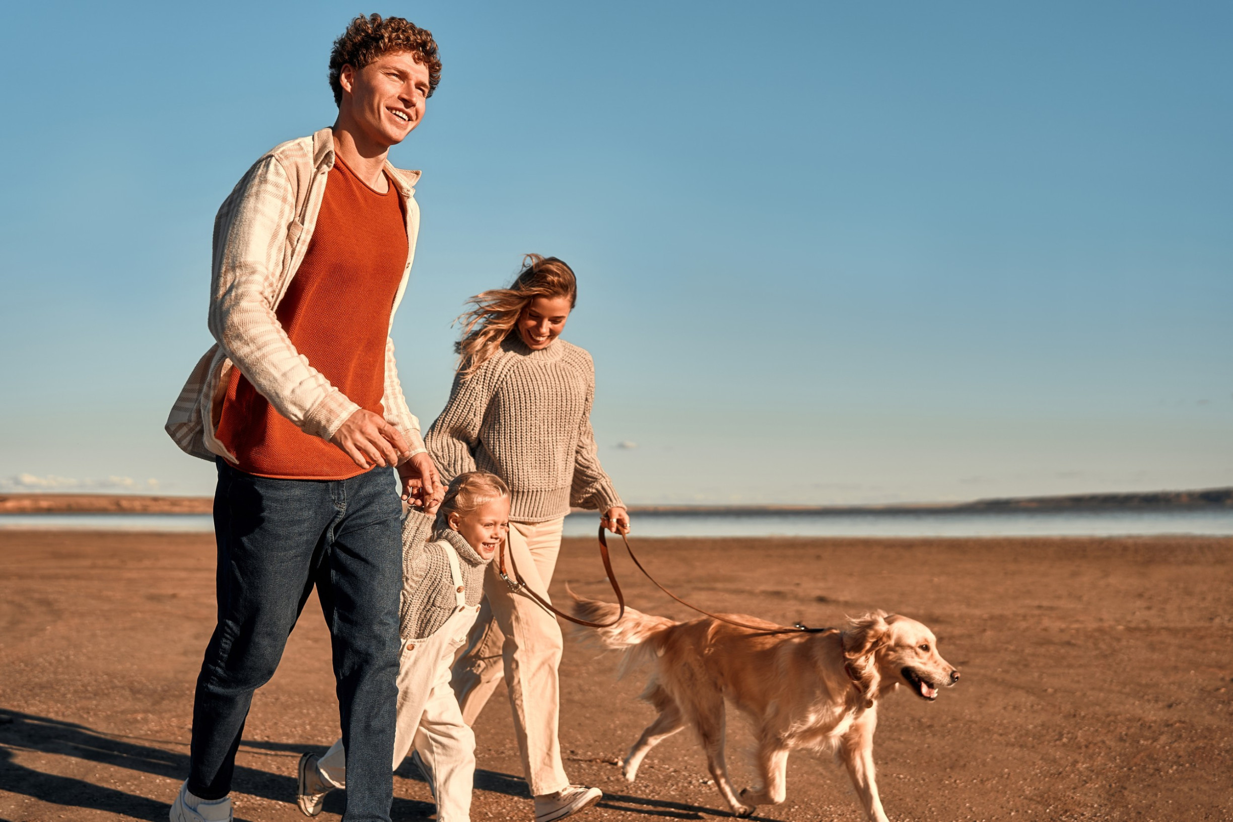 Familie op het strand met hond