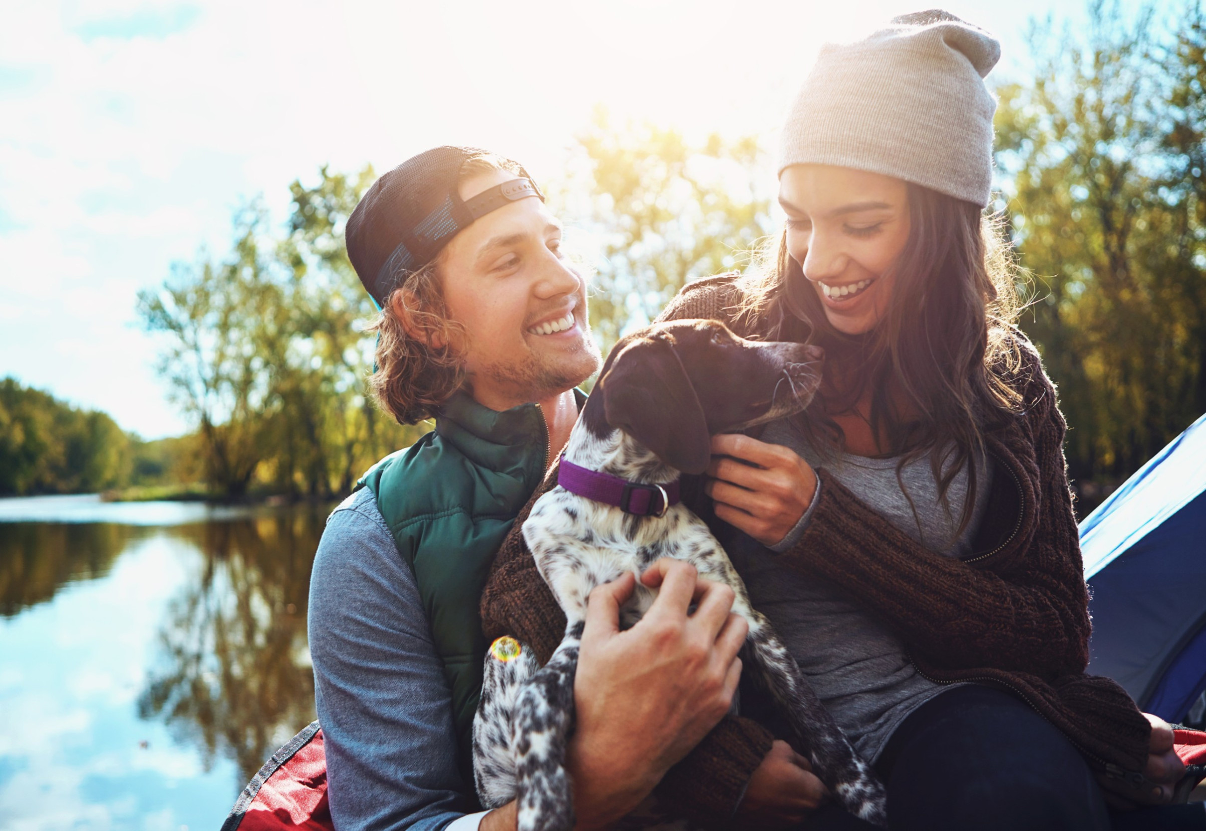 Stel met hond op vakantie