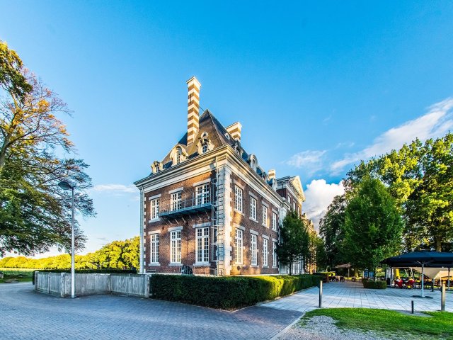 Concert van André Rieu vanaf het terras van de Sociëteit op het <b>Vrijthof</b> met verblijf in een Romantisch Kasteel in <b>Lanaken</b> incl. ontbijt, diner en concert ticket