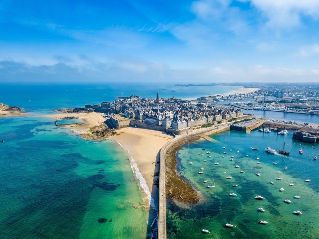 Fly & drive door het Franse <b>Bretagne</b> incl. vlucht en autohuur