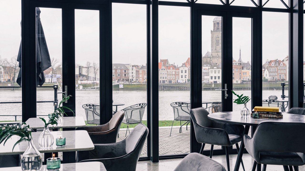 Geniet van luxe in de Hanzestad <b>Deventer</b> incl. ontbijt en 5-gangendiner en retourticket pontje