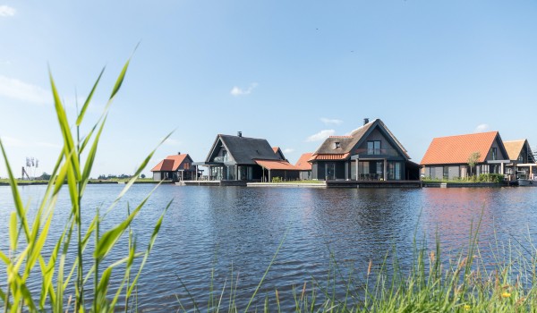 Verblijf een weekend, midweek of week in een vrijstaande villa op het splinternieuwe Roompot Park nabij N.P. de Weerribben