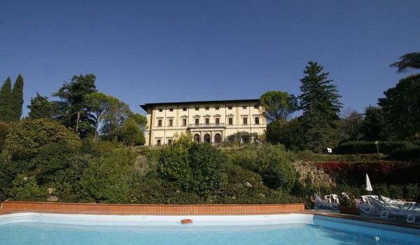 Geniet 4, 6, 8 of 15 dagen in een historisch villa tussen het glooiende Toscaanse landschap nabij Florence incl. ontbijt