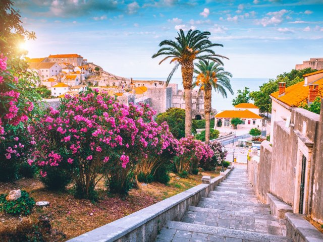 Verblijf direct aan het strand in <b>Dubrovnik</b> incl. vlucht, huurauto en ontbijt