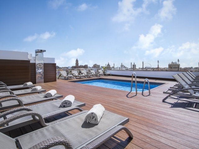 Luxe 4*-hotel midden in het centrum van <b>Málaga</b> met rooftopbar en zwembad