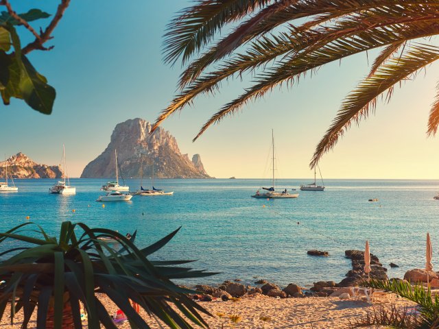 Zonvakantie op <b>Ibiza</b> in <b>Santa Eularia</b> incl. vlucht, ontbijt en huurauto