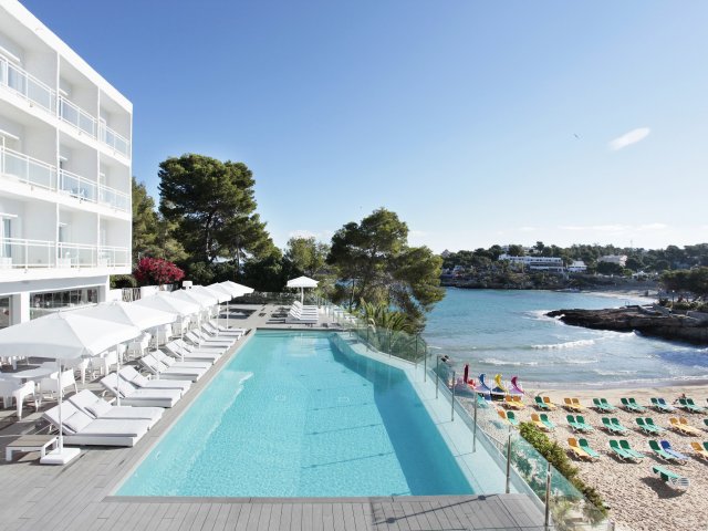 Luxe 4*-adults-only hotel op <b>Ibiza</b> direct aan het strand