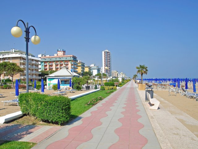 Zonvakantie aan het strand vlakbij Venetië incl. ontbijt, strandbed en parasol op het strand
